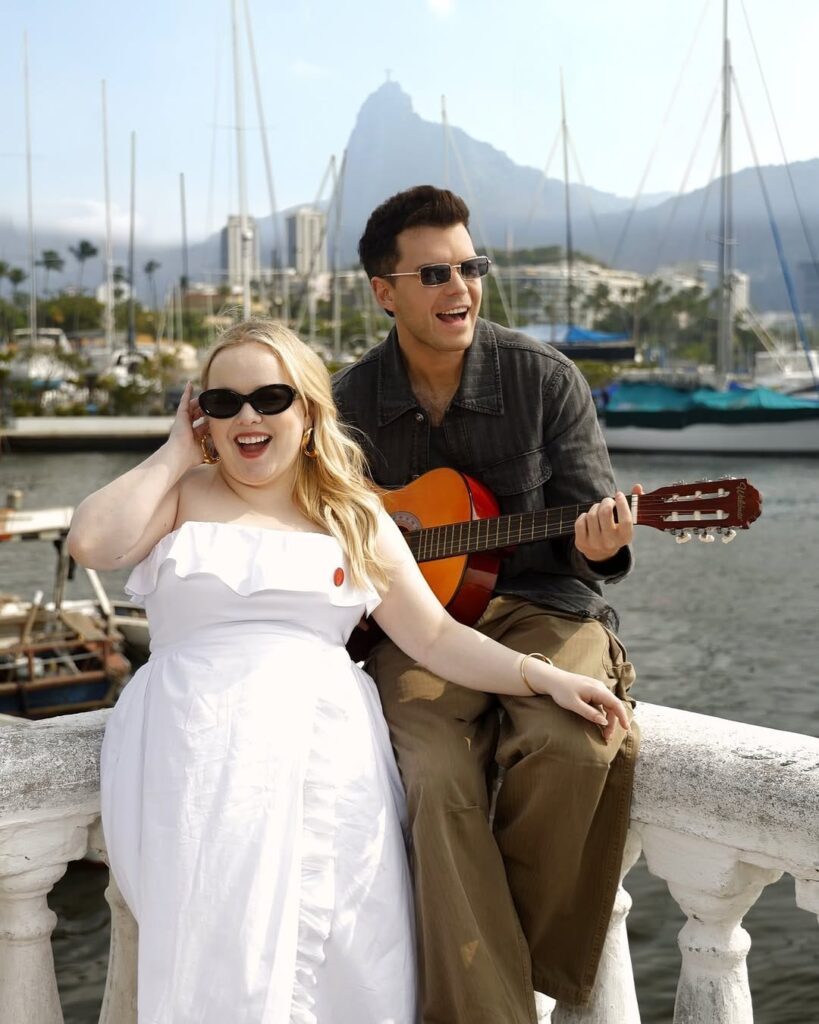 Luke Newton e Nicola Coughlan