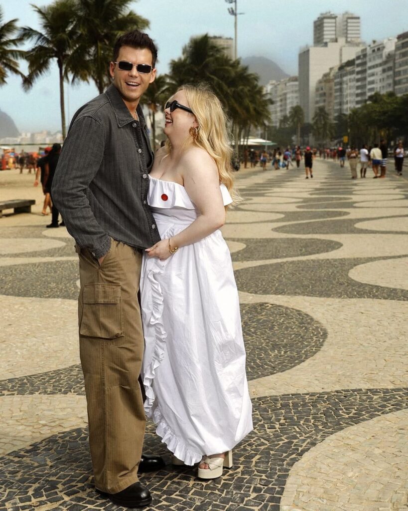 Luke Newton e Nicola Coughlan